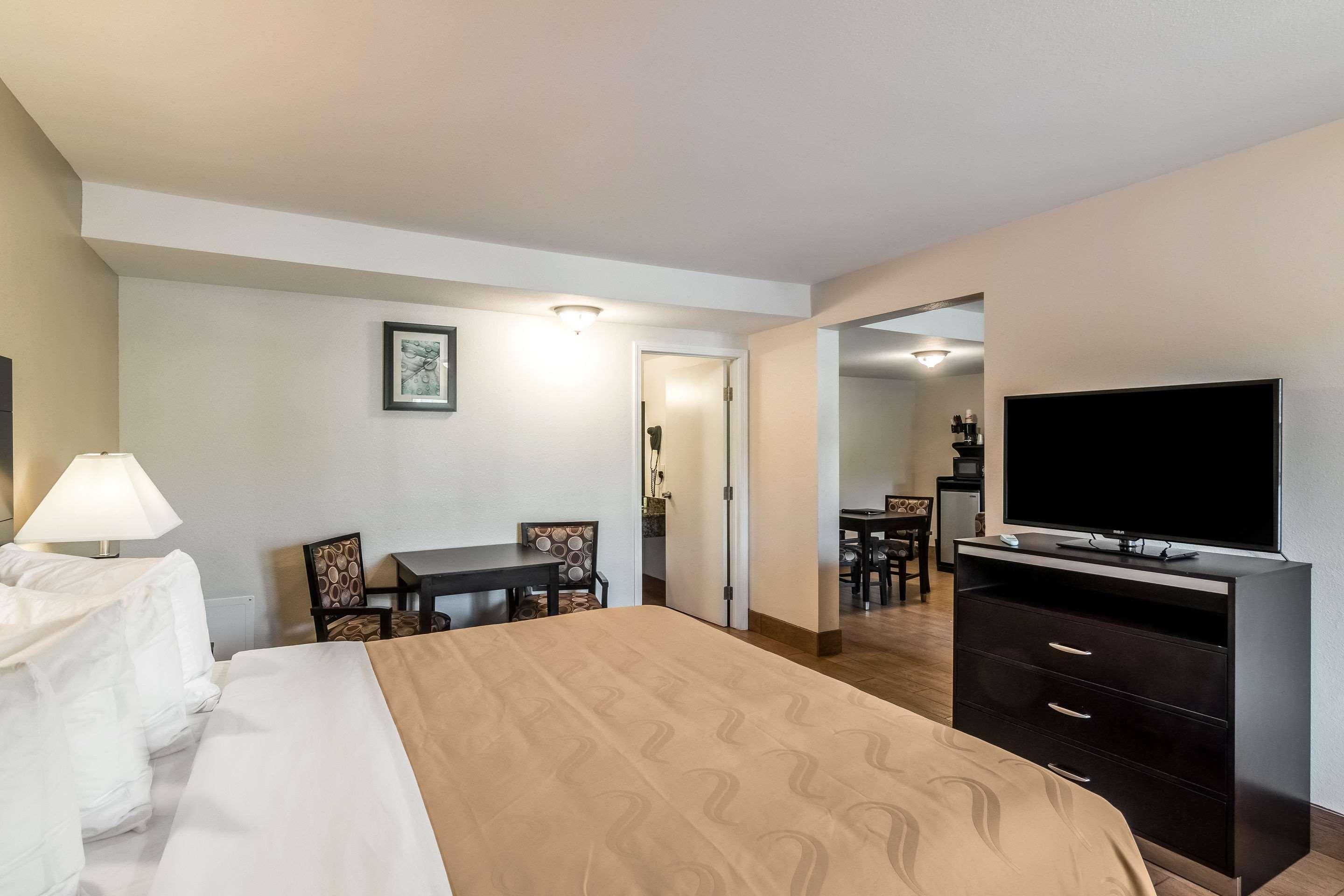 Quality Inn & Suites Near Downtown Бейкерсфилд Экстерьер фото